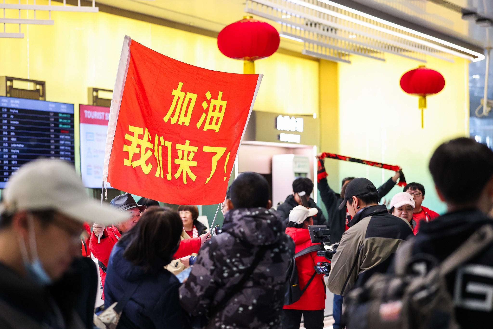 九游（中国）-高清图集：U23国足凯旋，众多球迷现场接机