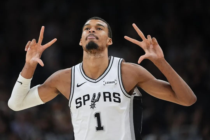 文班刷新姚明尘封纪录 续写NBA中锋传承|文班亚马|圣安东尼奥马刺队|NBA常规赛|夏洛特黄蜂队|篮板_新浪体育_新浪新闻